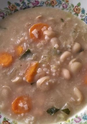Una foto de Sopa de arroz con alubias
