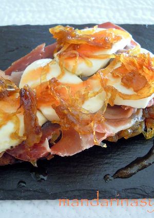 Foto principal de Tosta de cebolla caramelizada casera