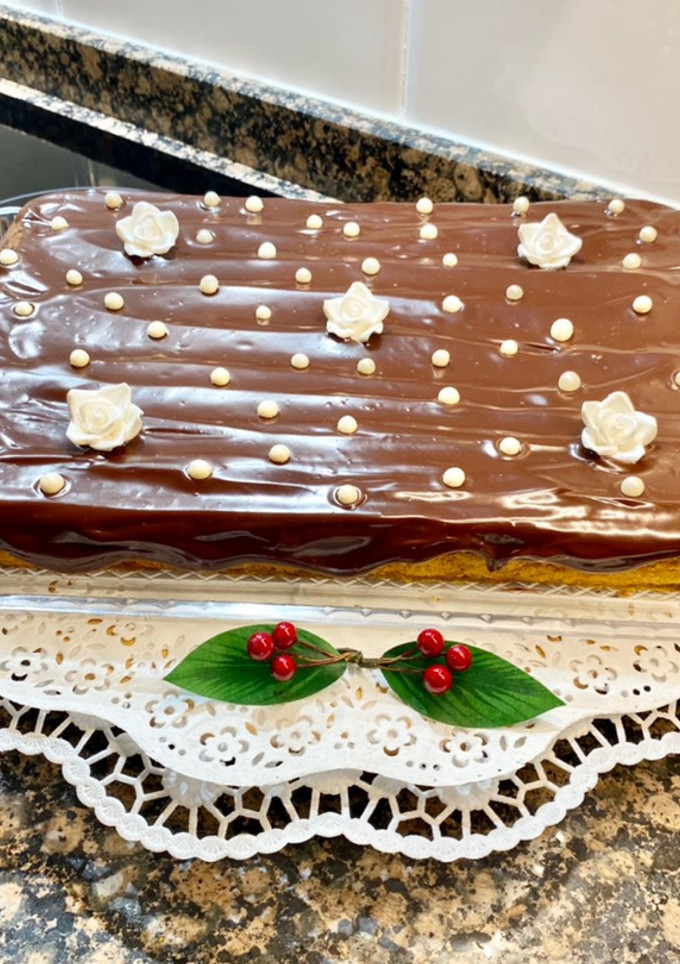 Una foto de Pastel de zanahoria con relleno y ganaché, “sin gluten “