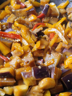 Una foto de Berenjena🍆🌶️🧅 y pimientos en salsa teriyaki🍯casera🍱🌮🌯