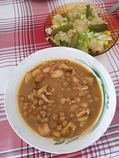 Una foto de Potaje de garbanzos y calamares (exprés)
