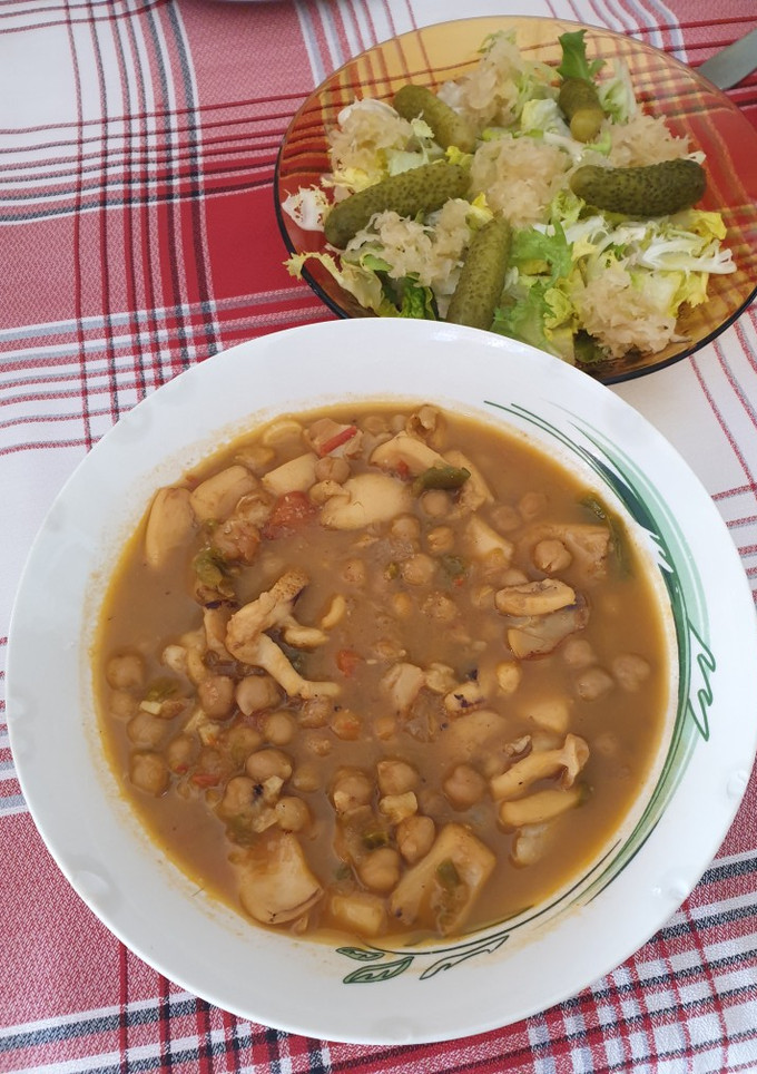 Una foto de Potaje de garbanzos y calamares (exprés)