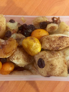 Una foto de Fruta asada al horno -manzana pera banana quinotos-postre light