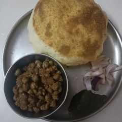 A picture of Bhature.