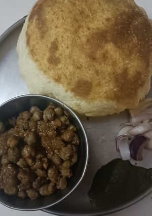 A picture of Bhature.