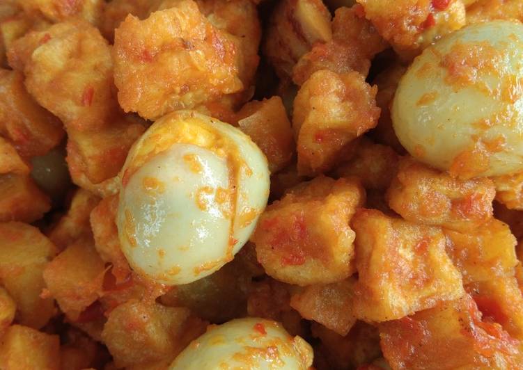 Bagaimana Membuat Sambel goreng kentang tahu telur puyuh yang Lezat