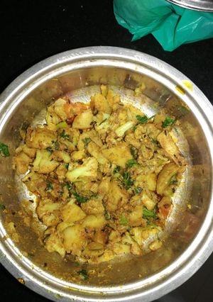 A picture of Aloo gobhi.