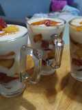 Bicchieri di yogurt e pesche