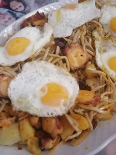Una foto de Gulas con rejos y huevos de codorniz