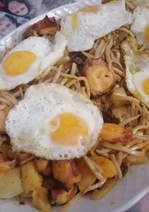 Una foto de Gulas con rejos y huevos de codorniz