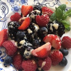 Berries with tahini sauce A picture of Berries with tahini sauce.