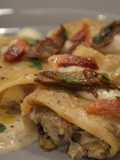 Paccheri ripieni di crema di formaggi e carciofi, con guanciale croccante