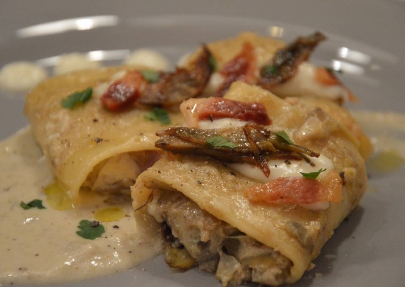 Paccheri ripieni di crema di formaggi e carciofi, con guanciale croccante