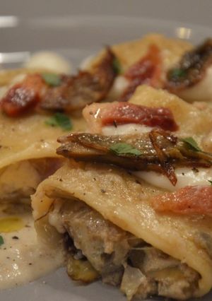 Foto di Paccheri ripieni di crema di formaggi e carciofi, con guanciale croccante