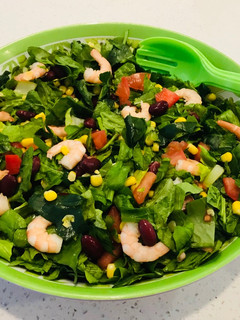 Una foto de Ensalada proteínica con mix de tres hojas
