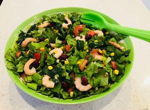 Una foto de Ensalada proteínica con mix de tres hojas