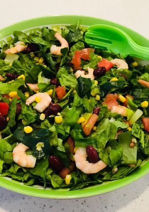 Una foto de Ensalada proteínica con mix de tres hojas