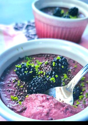 Une photo de Panna cotta aux mûres et graines de chia