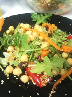 Una foto de Ensalada de Rúcula, Garbanzos y Semillas. Rica en Omega 3!
