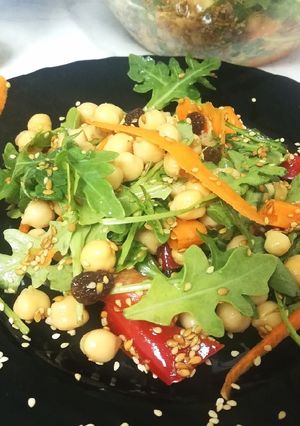 Una foto de Ensalada de Rúcula, Garbanzos y Semillas. Rica en Omega 3!