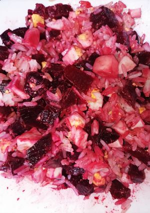 Una foto de Ensalada de arroz, remolacha y huevo