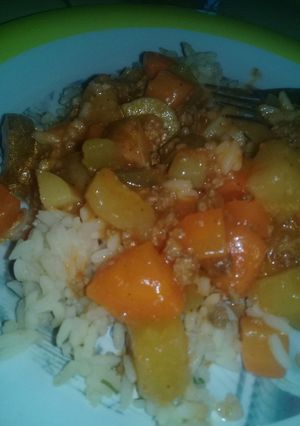 Una foto de Carne Molida con Verduras en salsa (fácil)