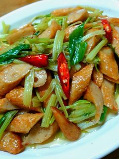 蒜苗芹菜炒甜不辣（創意料理） 的食譜成品照片