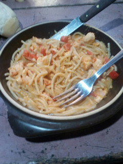 Una foto de Fideos con salsa rosada