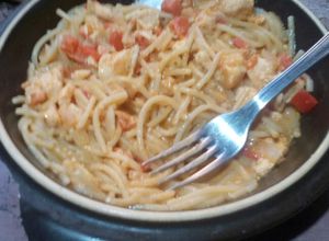 Una foto de Fideos con salsa rosada