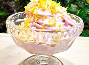 Une photo de Glace à la fraise 🍓 et zeste de citron 🍋