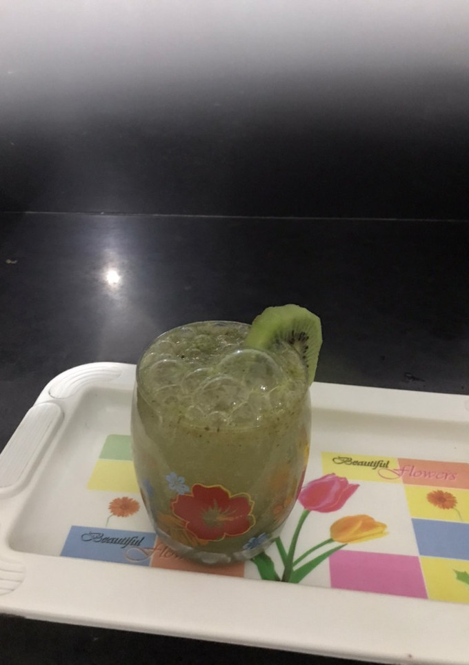 કીવી મિન્ટ મોજીટો(Kiwi Mint Mojito Recipe In Gujarati) રેસીપી મુખ્ય ફોટો