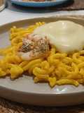 Fideuá Melosa con Salmón Jugoso, Gambas y Mayonesa Casera al Ajo
