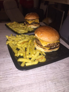 Φωτογραφία της συνταγής Burger με Μπέικον Τσένταρ Ντομάτα και Σως