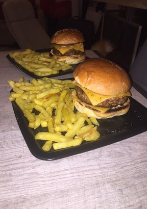 Φωτογραφία της συνταγής Burger με Μπέικον Τσένταρ Ντομάτα και Σως
