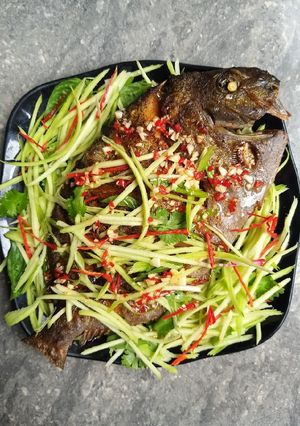 Hình của món Cá chim chiên mắm xoài.