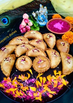 पनीर स्टफ्ड गुजिया (paneer stuffed gujiya recipe in Hindi) रेसिपी मुख्य फोटो