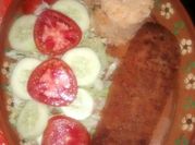 Una foto de filete de pescado empanizado