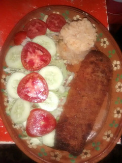 Una foto de Filete de pescado con ensalada