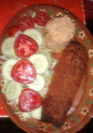 Una foto de Filete de pescado con ensalada