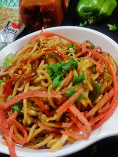 વેજ હક્કા નુડલ્સ (Veg Hakka Noodles Recipe In Gujarati) રેસીપી મુખ્ય ફોટો