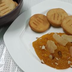 A picture of Halwa kachori.