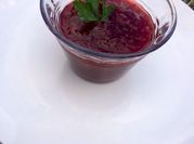 Una foto de postre con mermelada de fresas