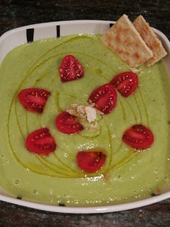 Una foto de Crema de pepino y aguacate