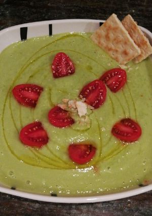Una foto de Crema de pepino y aguacate