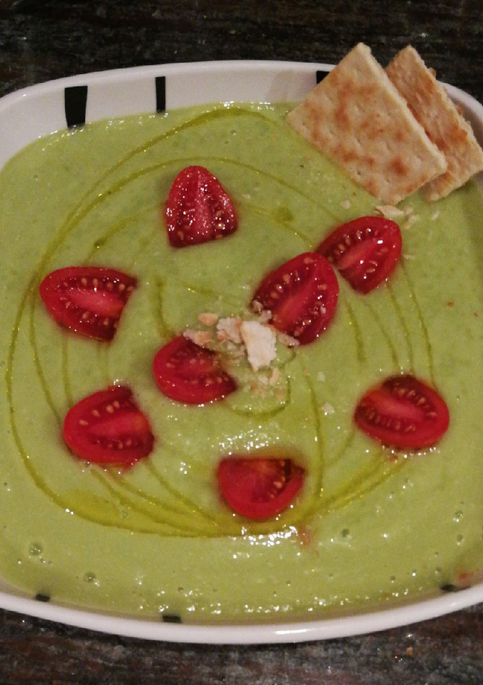 Una foto de Crema de pepino y aguacate