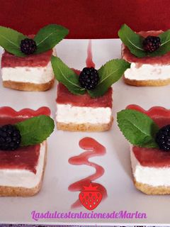 Una foto de Tartitas de Mousse de Chocolate Blanco y Fresa