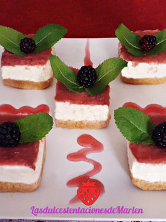Una foto de Tartitas de Mousse de Chocolate Blanco y Fresa