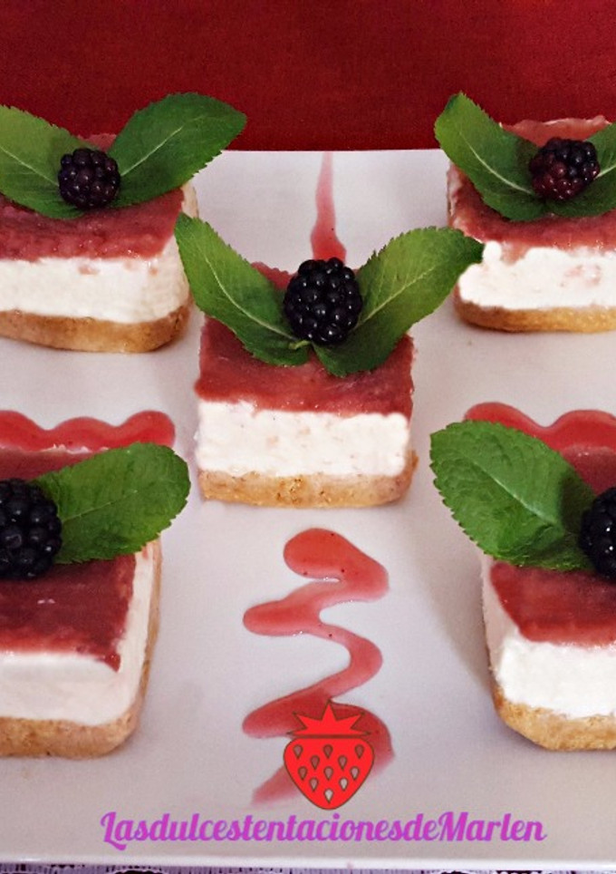 Una foto de Tartitas de Mousse de Chocolate Blanco y Fresa