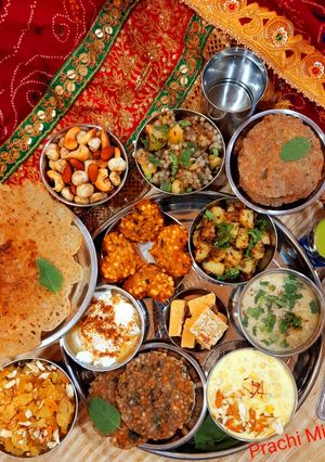 नवरात्रि स्पेशल व्रत थाली (navratri special vrat thali recipe in Hindi) रेसिपी मुख्य फोटो