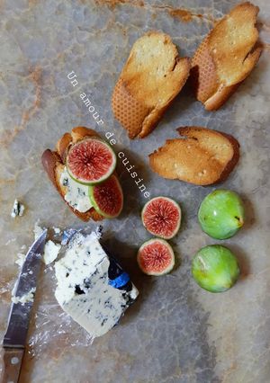 Une photo de Tartine aux figues et bleu 😋
